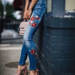 Distressed Embroidered High Waisted Jeans - size 8